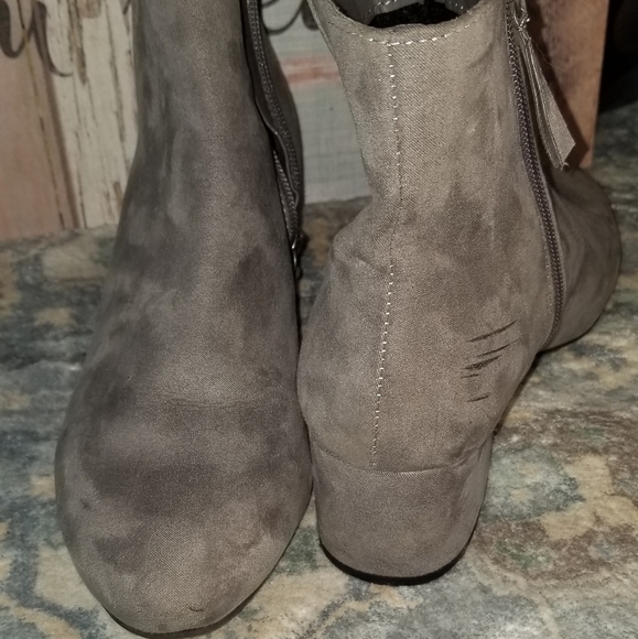 Gray anklets - Picture 2 of 3